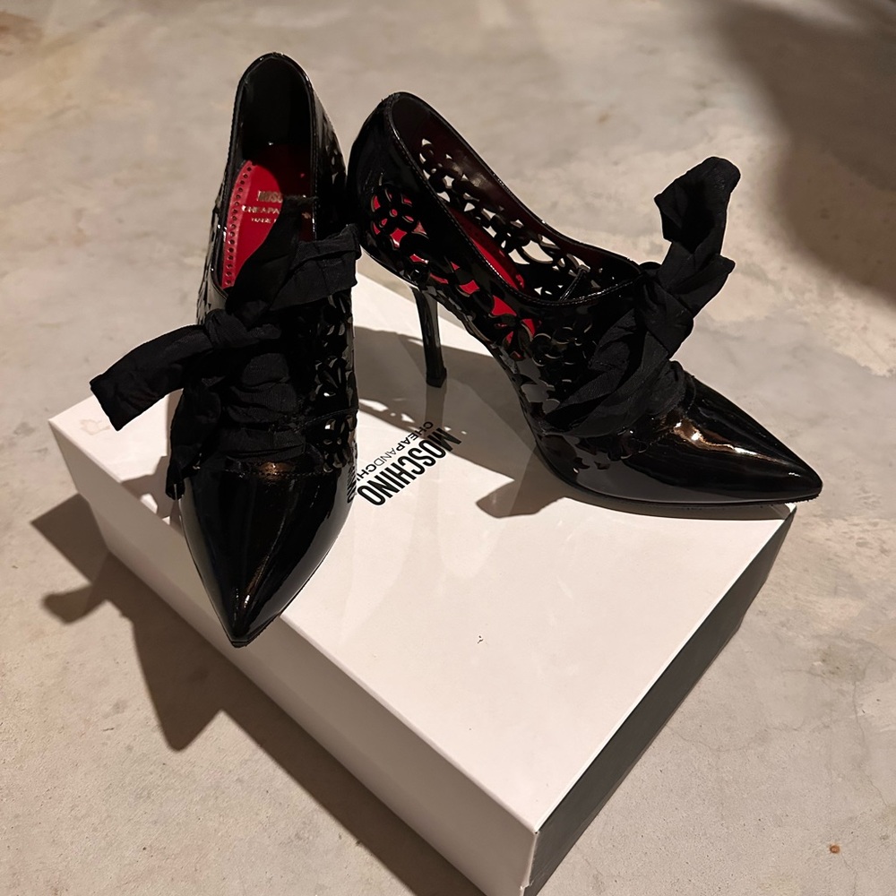 Moschino Glossy Black Heels with Bow Accent